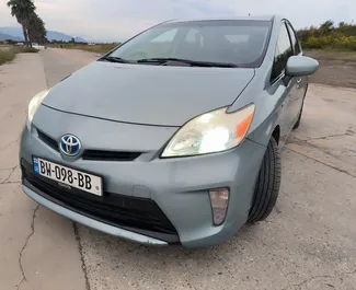 Vista frontale di un noleggio Toyota Prius a Batumi, Georgia ✓ Auto #9969. ✓ Cambio Automatico TM ✓ 3 recensioni.