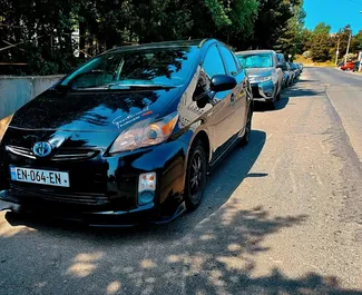 Vista frontale di un noleggio Toyota Prius a Tbilisi, Georgia ✓ Auto #5537. ✓ Cambio Automatico TM ✓ 0 recensioni.