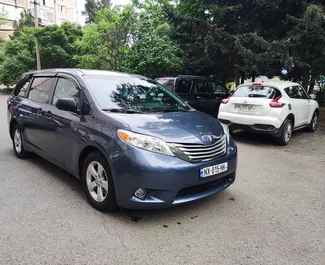 Vista frontale di un noleggio Toyota Sienna a Tbilisi, Georgia ✓ Auto #10096. ✓ Cambio Automatico TM ✓ 1 recensioni.