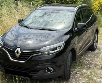 Vista frontale di un noleggio Renault Kadjar a Budva, Montenegro ✓ Auto #10264. ✓ Cambio Automatico TM ✓ 0 recensioni.