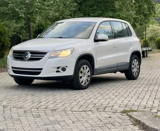 Vista frontale di un noleggio Volkswagen Tiguan all'aeroporto di Tirana, Albania ✓ Auto #9885. ✓ Cambio Manuale TM ✓ 0 recensioni.