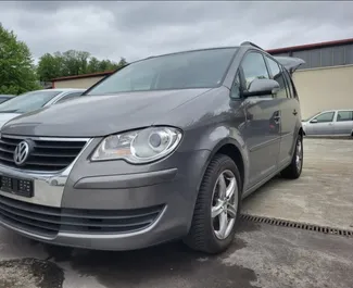 Vista frontale di un noleggio Volkswagen Touran all'aeroporto di Tirana, Albania ✓ Auto #10084. ✓ Cambio Manuale TM ✓ 1 recensioni.