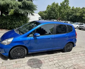 Vista frontale di un noleggio Honda Jazz all'aeroporto di Tirana, Albania ✓ Auto #10091. ✓ Cambio Automatico TM ✓ 0 recensioni.