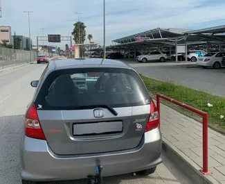 Honda Jazz 2008 disponibile per il noleggio all'aeroporto di Tirana, con limite di chilometraggio di 300 km/giorno.