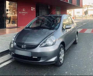 Vista frontale di un noleggio Honda Jazz all'aeroporto di Tirana, Albania ✓ Auto #10093. ✓ Cambio Automatico TM ✓ 0 recensioni.