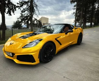 Vista frontale di un noleggio Chevrolet Corvette a Tbilisi, Georgia ✓ Auto #9917. ✓ Cambio Automatico TM ✓ 0 recensioni.