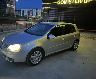 Vista frontale di un noleggio Volkswagen Golf 5 all'aeroporto di Tirana, Albania ✓ Auto #10083. ✓ Cambio Manuale TM ✓ 0 recensioni.