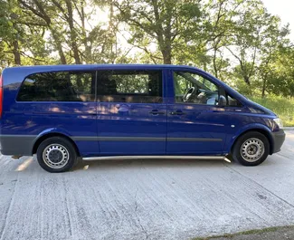 Vista frontale di un noleggio Mercedes-Benz Vito a Budva, Montenegro ✓ Auto #10221. ✓ Cambio Manuale TM ✓ 1 recensioni.