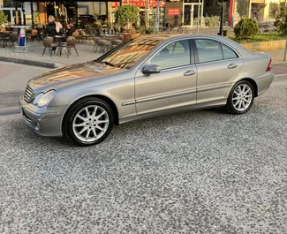 Vista frontale di un noleggio Mercedes-Benz C-Class all'aeroporto di Tirana, Albania ✓ Auto #10082. ✓ Cambio Automatico TM ✓ 0 recensioni.