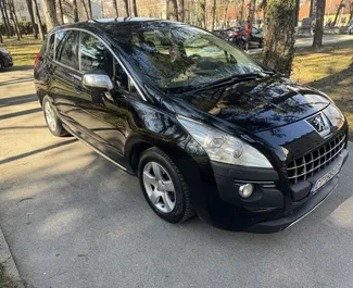 Vista frontale di un noleggio Peugeot 3008 a Budva, Montenegro ✓ Auto #10248. ✓ Cambio Automatico TM ✓ 0 recensioni.