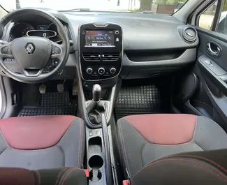 Noleggio Renault Clio 4. Auto Economica per il noleggio in Montenegro ✓ Cauzione di Deposito di 100 EUR ✓ Opzioni assicurative RCT, SCDW, Passeggeri, All'estero, Giovane.