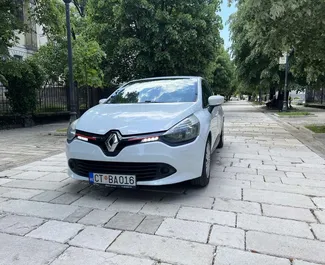 Vista frontale di un noleggio Renault Clio 4 a Budva, Montenegro ✓ Auto #10252. ✓ Cambio Manuale TM ✓ 0 recensioni.