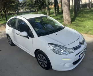 Vista frontale di un noleggio Citroen C3 a Budva, Montenegro ✓ Auto #10250. ✓ Cambio Manuale TM ✓ 0 recensioni.