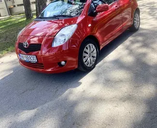 Vista frontale di un noleggio Toyota Yaris a Budva, Montenegro ✓ Auto #10246. ✓ Cambio Automatico TM ✓ 0 recensioni.