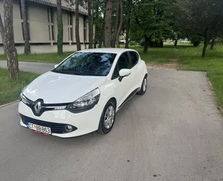 Vista frontale di un noleggio Renault Clio 4 a Budva, Montenegro ✓ Auto #10249. ✓ Cambio Manuale TM ✓ 1 recensioni.