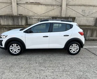 Vista frontale di un noleggio Dacia Sandero Stepway a Durazzo, Albania ✓ Auto #9951. ✓ Cambio Manuale TM ✓ 0 recensioni.