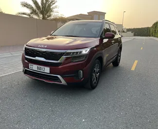 Vista frontale di un noleggio Kia Seltos a Dubai, Emirati Arabi Uniti ✓ Auto #9913. ✓ Cambio Automatico TM ✓ 0 recensioni.