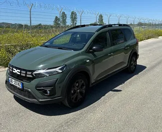 Vista frontale di un noleggio Dacia Jogger all'aeroporto di Tirana, Albania ✓ Auto #10071. ✓ Cambio Manuale TM ✓ 0 recensioni.