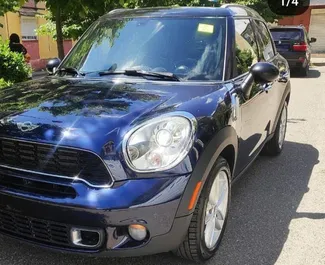 Vista frontale di un noleggio Mini Countryman Cooper S all'aeroporto di Tirana, Albania ✓ Auto #9991. ✓ Cambio Manuale TM ✓ 0 recensioni.