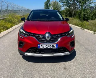 Vista frontale di un noleggio Renault Captur all'aeroporto di Tirana, Albania ✓ Auto #10074. ✓ Cambio Automatico TM ✓ 0 recensioni.