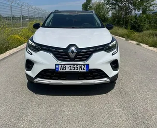 Vista frontale di un noleggio Renault Captur all'aeroporto di Tirana, Albania ✓ Auto #10076. ✓ Cambio Automatico TM ✓ 0 recensioni.