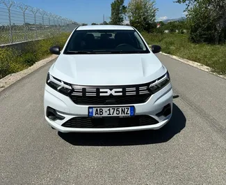 Vista frontale di un noleggio Dacia Sandero all'aeroporto di Tirana, Albania ✓ Auto #10075. ✓ Cambio Manuale TM ✓ 1 recensioni.