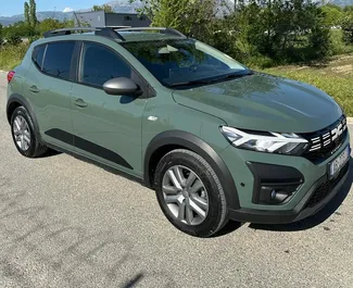 Vista frontale di un noleggio Dacia Sandero Stepway all'aeroporto di Tirana, Albania ✓ Auto #10109. ✓ Cambio Manuale TM ✓ 0 recensioni.