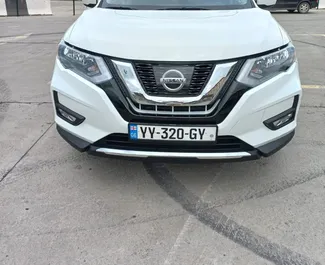 Vista frontale di un noleggio Nissan Rogue a Tbilisi, Georgia ✓ Auto #10132. ✓ Cambio Automatico TM ✓ 0 recensioni.