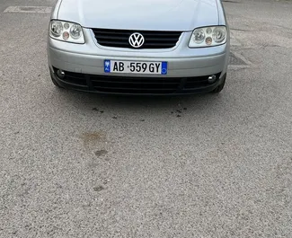 Vista frontale di un noleggio Volkswagen Touran all'aeroporto di Tirana, Albania ✓ Auto #10045. ✓ Cambio Automatico TM ✓ 0 recensioni.