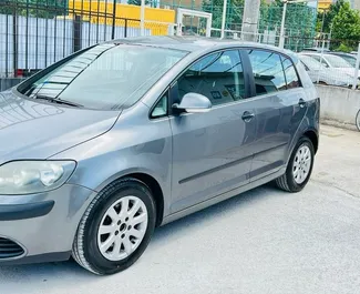 Vista frontale di un noleggio Volkswagen Golf Plus all'aeroporto di Tirana, Albania ✓ Auto #10037. ✓ Cambio Manuale TM ✓ 0 recensioni.