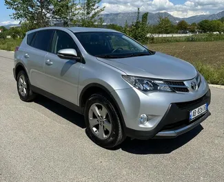 Vista frontale di un noleggio Toyota Rav4 all'aeroporto di Tirana, Albania ✓ Auto #10077. ✓ Cambio Automatico TM ✓ 0 recensioni.