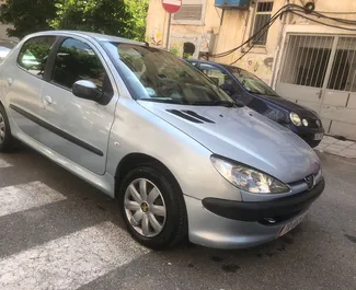 Vista frontale di un noleggio Peugeot 206 a Tirana, Albania ✓ Auto #9932. ✓ Cambio Manuale TM ✓ 0 recensioni.