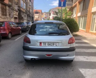 Noleggio Peugeot 206. Auto Economica, Comfort per il noleggio in Albania ✓ Cauzione di Deposito di 100 EUR ✓ Opzioni assicurative RCT, CDW, FDW, All'estero.