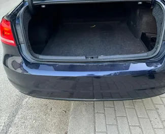 Interni di Volkswagen Passat in affitto in Albania. Un'ottima auto da 5 posti con cambio Automatico.