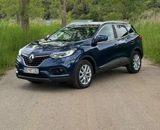 Vista frontale di un noleggio Renault Kadjar a Budva, Montenegro ✓ Auto #9573. ✓ Cambio Automatico TM ✓ 0 recensioni.