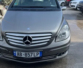 Vista frontale di un noleggio Mercedes-Benz B-Class all'aeroporto di Tirana, Albania ✓ Auto #10052. ✓ Cambio Automatico TM ✓ 0 recensioni.