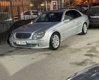 Vista frontale di un noleggio Mercedes-Benz E-Class all'aeroporto di Tirana, Albania ✓ Auto #10051. ✓ Cambio Automatico TM ✓ 0 recensioni.