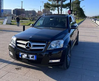 Vista frontale di un noleggio Mercedes-Benz GLK a Tirana, Albania ✓ Auto #9978. ✓ Cambio Automatico TM ✓ 0 recensioni.