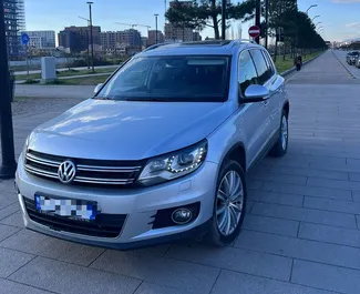 Vista frontale di un noleggio Volkswagen Tiguan a Tirana, Albania ✓ Auto #9981. ✓ Cambio Automatico TM ✓ 0 recensioni.