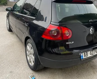 Noleggio Volkswagen Golf 5. Auto Economica, Comfort per il noleggio in Albania ✓ Cauzione di Deposito di 100 EUR ✓ Opzioni assicurative RCT, CDW, FDW.