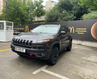 Vista frontale di un noleggio Jeep Cherokee a Tbilisi, Georgia ✓ Auto #10162. ✓ Cambio Automatico TM ✓ 0 recensioni.