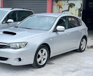 Vista frontale di un noleggio Subaru Impreza all'aeroporto di Tirana, Albania ✓ Auto #10049. ✓ Cambio Manuale TM ✓ 1 recensioni.