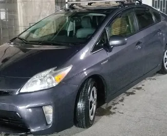 Noleggio Toyota Prius. Auto Economica, Comfort per il noleggio in Georgia ✓ Cauzione di Deposito di 300 GEL ✓ Opzioni assicurative RCT, CDW, Passeggeri.