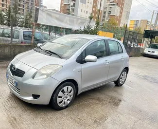 Vista frontale di un noleggio Toyota Yaris all'aeroporto di Tirana, Albania ✓ Auto #10050. ✓ Cambio Manuale TM ✓ 1 recensioni.