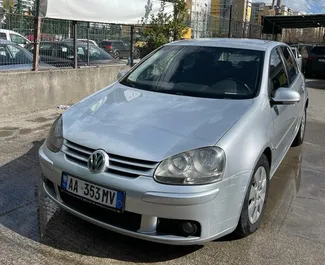 Vista frontale di un noleggio Volkswagen Golf 5 all'aeroporto di Tirana, Albania ✓ Auto #10039. ✓ Cambio Automatico TM ✓ 0 recensioni.