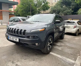 Vista frontale di un noleggio Jeep Cherokee a Tbilisi, Georgia ✓ Auto #10171. ✓ Cambio Automatico TM ✓ 0 recensioni.