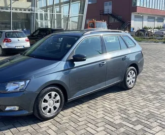 Vista frontale di un noleggio Skoda Fabia Combi a Tirana, Albania ✓ Auto #10209. ✓ Cambio Automatico TM ✓ 0 recensioni.