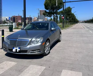 Vista frontale di un noleggio Mercedes-Benz E-Class a Tirana, Albania ✓ Auto #9979. ✓ Cambio Automatico TM ✓ 0 recensioni.