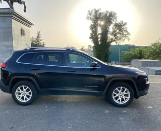 Noleggio Jeep Cherokee. Auto Comfort, SUV, Crossover per il noleggio in Georgia ✓ Cauzione di Deposito di 300 GEL ✓ Opzioni assicurative RCT, CDW, Passeggeri.