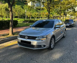 Vista frontale di un noleggio Volkswagen Jetta a Tirana, Albania ✓ Auto #9570. ✓ Cambio Automatico TM ✓ 0 recensioni.